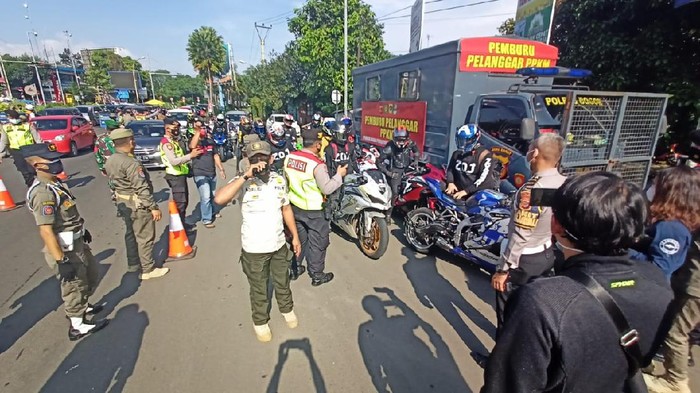 Satgas COVID-19 Kabupaten Bogor melakukan pengecekan hasil rapid antigen ke wisatawan yang akan menuju kawasan Puncak, Kabupaten Bogor. Rombongan motor gede (moge) sport pun melintas dan petugas langsung melakukan pemeriksaan.