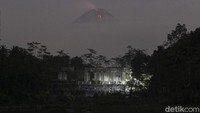 Menurut data dari Balai Penyelidikan dan Pengembangan Teknologi Kebencanaan Geologi (BPPTKG) periode pengamatan pukul 18.00 WIB-24.00 WIB, Gunung Merapi mengalami 18 kali guguran lava pijar.