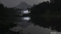 Jarak luncur guguran lava pijar mencapai 700 meter ke arah barat daya. 