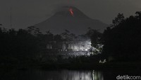 Sedangkan lontaran material vulkanik bila terjadi erupsi eksplosif dapat menjangkau radius 3 km dari puncak. 