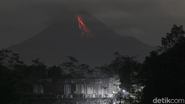 Merapi Muntahkan 18 Kali Lava Pijar dalam 6 Jam