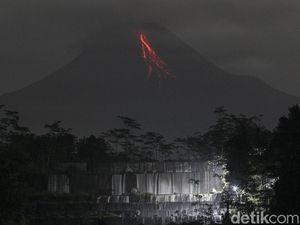 Merapi Muntahkan 18 Kali Lava Pijar dalam 6 Jam