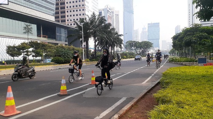 Penampakan pesepeda yang melaju tak di jalur yang disediakan, di Jalan Sudirman, Jakarta