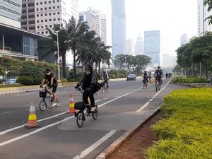 Banyak Pesepeda Keluar Jalur Khusus Sepeda di Sudirman!