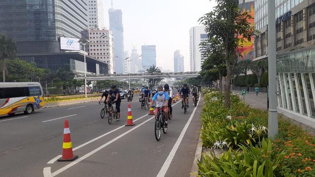 Penampakan pesepeda yang melaju tak di jalur yang disediakan, di Jalan Sudirman, Jakarta