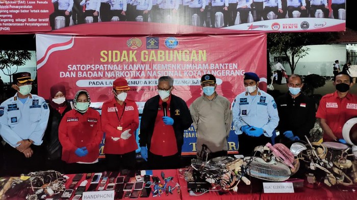 Petugas gabungan sidak Lapas Pemuda Kelas IIA Tangerang. . Foto dikirim Kepala BNNK Tangerang Ichlas Gunawan