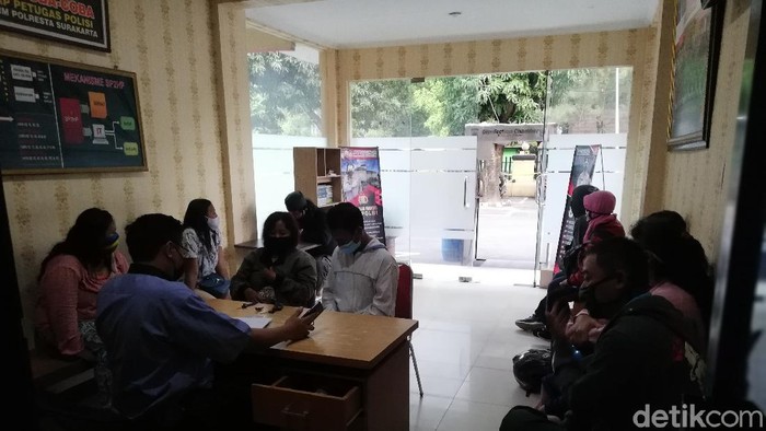 Petugas melakukan pendataan PSK dan pasangannya yang terjaring razia pekat yang digelar jajaran Polresta Solo, Jumat (5/3/2021) sore.