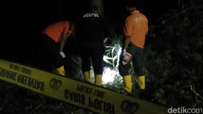 Polisi olah TKP tempat penemuan mayat dalam karung di Gowa, Sulsel (Hermawan Mappiwali/detikcom)