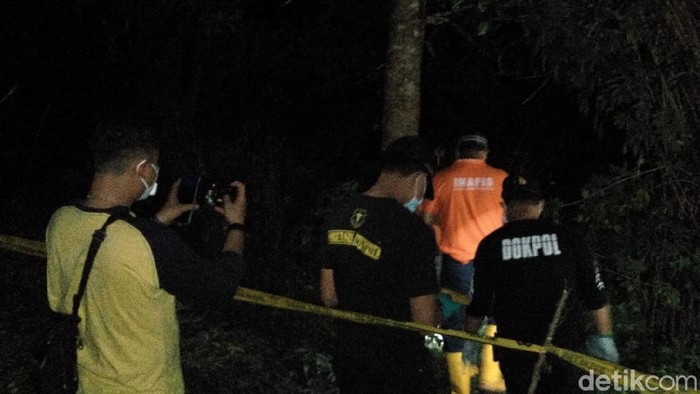 Polisi olah TKP tempat penemuan mayat dalam karung di Gowa, Sulsel (Hermawan Mappiwali/detikcom)