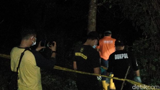 Polisi olah TKP tempat penemuan mayat dalam karung di Gowa, Sulsel (Hermawan Mappiwali/detikcom)