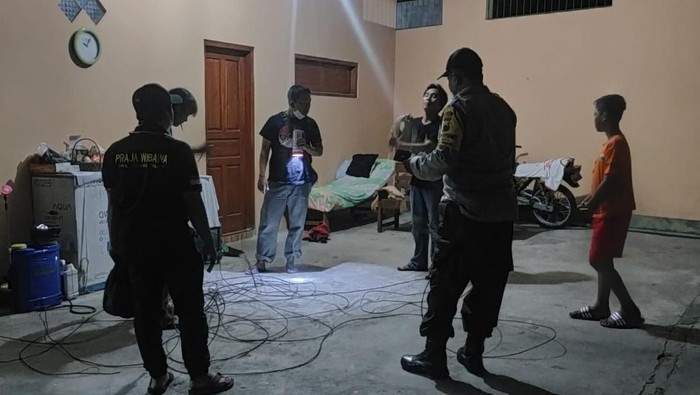 Polisi saat mengecek TKP di Desa Jten, Kemalan, Karanganyar, Jumat  (5/5/2021) malam.