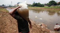 Cacing sutra yang tertangkap dikumpulkan di dalam plastik besar.