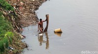 Lumpur yang akan disaring tersebut dijual sekitar Rp 10.000/liter. 
