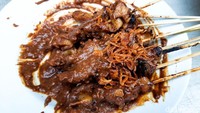 Sate ayam di sini sangat juara dan menjadi andalan. Potongan daging ayamnya cukup besar dengan sambal kacang yang gurih legit. Foto: detikFood/Yenny Mustika Sari