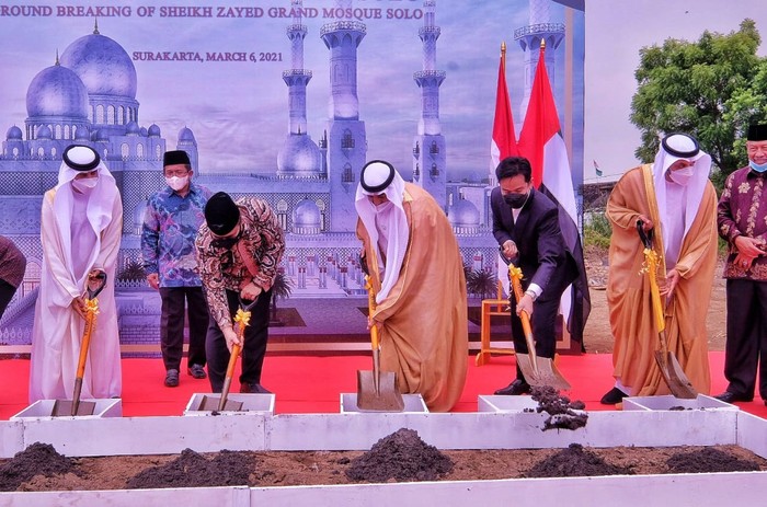 Masjid hadiah dari Pangeran Uni Emirat Arab (UEA) Sheikh Mohamed bin Zayed Al Nahyan untuk Presiden Joko Widodo resmi dibangun di Solo, Jawa Tengah (Jateng), Sabtu (6/3/2021)