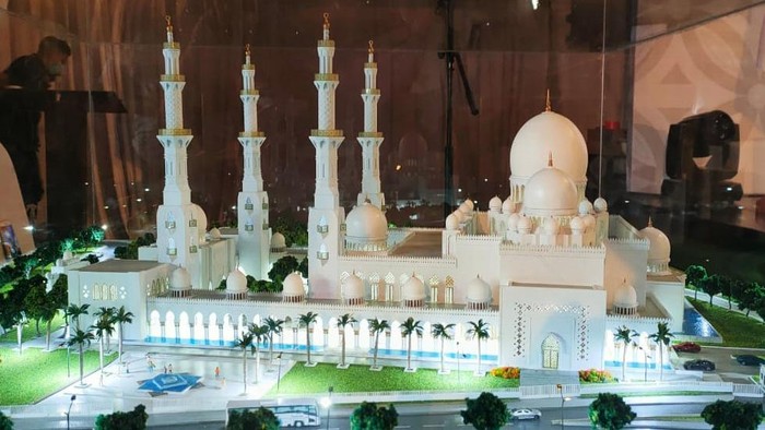 Masjid hadiah dari Pangeran Uni Emirat Arab (UEA) Sheikh Mohamed bin Zayed Al Nahyan untuk Presiden Joko Widodo resmi dibangun di Solo, Jawa Tengah (Jateng), Sabtu (6/3/2021)