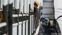 Para pekerja tampak sibuk dengan pekerjaan masing-masing.