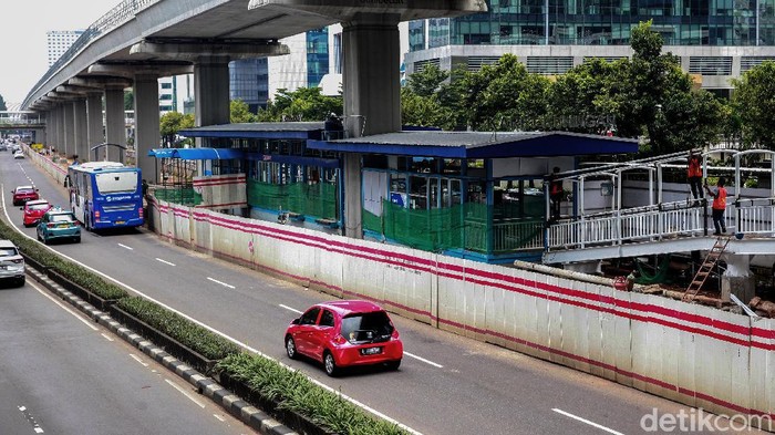 Para pekerja menyelesaikan proses konstruksi jembatan pejalan kaki di Halte Busway Karet Kuningan, Jl Rasuna Said, Jakarta, Sabtu (6/3/2021).