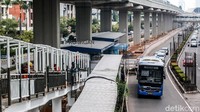 Bus TransJakarta melintas di depan Halte Karet Kuningan, Jakarta.
