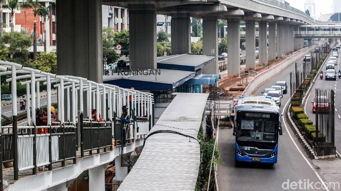 Revitalisasi Halte Busway Karet Kuningan Para pekerja menyelesaikan proses konstruksi jembatan pejalan kaki di Halte Busway Karet Kuningan, Jl Rasuna Said, Jakarta, Sabtu (6/3/2021).