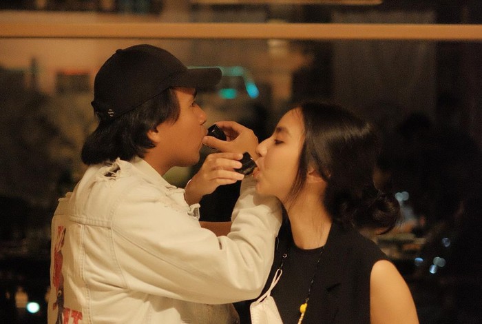 Romantisnya Joshua Suherman dan Clairine Clay Saat Makan Bareng Romantisnya Joshua Suherman dan Clairine Clay Saat Makan Bareng