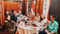 Bersama Brandon Salim dan beberapa teman-teman lainnya. Joshua dan Clairine berpose saat makan malam bareng di restoran dengan nuansa Oriental. Foto: Instagram @jojosuherman