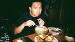 Romantisnya Joshua Suherman dan Clairine Clay Saat Makan Bareng