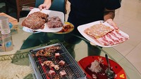  Joshua juga tidak mau kalah nih dengan menikmati hidangan daging panggang spesial di rumahnya. Foto: Instagram @jojosuherman