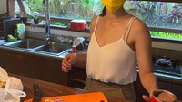 Menemani Clairine masak, Joshua abadikan momen imut kekasihnya saat akan masak kornet. Foto: Instagram @jojosuherman