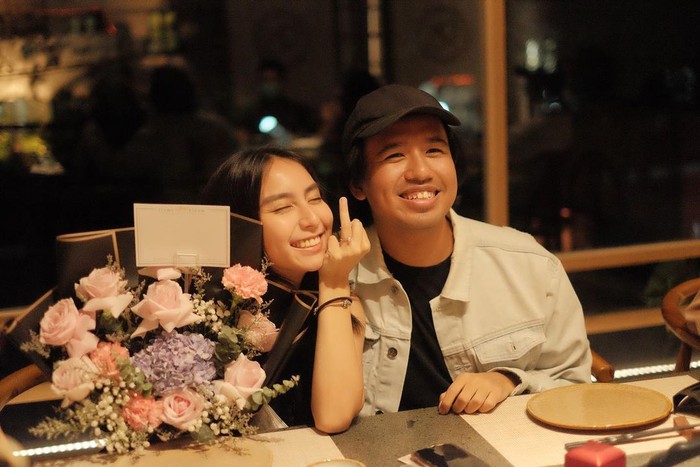 Romantisnya Joshua Suherman dan Clairine Clay Saat Makan Bareng