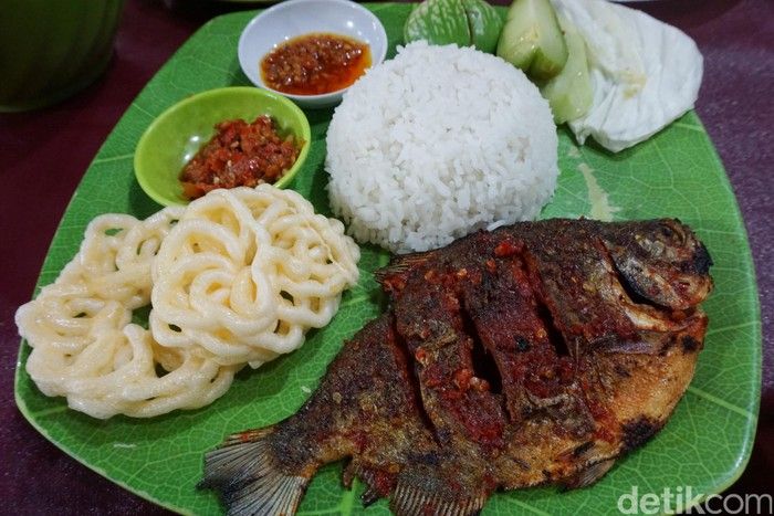 S3 Marketing! Warung Ikan Ini Pasang Iklan Mirip Spanduk Caleg