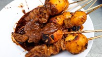 Sate kulit dan telur muda juga tak kalah favorit. Nikmat sekali disantap dengan racikan sambal kacang dan kecap manis. Foto: detikFood/Yenny Mustika Sari