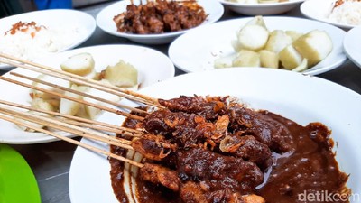Ada Sate Ayam hingga Telur Muda Nikmat di Sate Pak Heri Asli Sabang