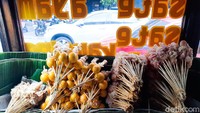 Dulunya, Sate Pak Heri Asli ini hanya menawarkan varian menu sate ayam dan kambing saja. Namun, karena perkembangan zaman dan banyak permintaan dari para pelanggan. Seperti telur muda, kulit, dan ati ampela. Foto: detikFood/Yenny Mustika Sari