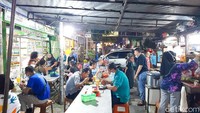 Sate Pak Heri Asli di Sabang ini buka sejak pukul 16.00 WIB dan langsung rame diserbu para pelanggan. Foto: detikFood/Yenny Mustika Sari
