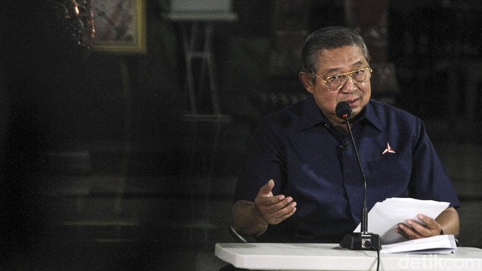 Ketua Majelis Tinggi Partai Demokrat, Susilo Bambang Yudhoyono (SBY), merespons terpilihnya Kepala Staf Kepresidenan (KSP) Moeldoko menjadi Ketua Umum Partai Demokrat lewat agenda yang diklaim sebagai kongres luar biasa (KLB). SBY menuding Moeldoko telah melakukan kudeta bersama orang dalam partai. Hal itu disampaikan di Puri Cikeas, Bogor, Jawa Barat, Jumat (5/3/2021).