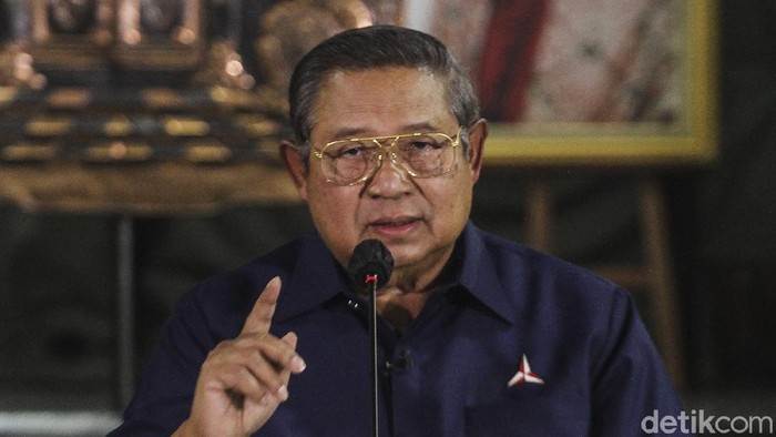 SBY-AHY Tanggapi KLB yang Tetapkan Moeldoko Sebagai Ketum PD Ketua Majelis Tinggi Partai Demokrat, Susilo Bambang Yudhoyono (SBY), merespons terpilihnya Kepala Staf Kepresidenan (KSP) Moeldoko menjadi Ketua Umum Partai Demokrat lewat agenda yang diklaim sebagai kongres luar biasa (KLB). SBY menuding Moeldoko telah melakukan kudeta bersama orang dalam partai. Hal itu disampaikan di Puri Cikeas, Bogor, Jawa Barat, Jumat (5/3/2021).