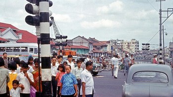 Penduduk masih berbusana ala kadarnya. Mobil pun masih sangat jarang. Foto: Vintag