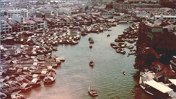 Ini adalah rekaman lensa yang menjepret suasana pada masa tahun-tahun awal berdirinya Singapura. Kapal-kapal sederhana berlabuh di pelabuhannya. Negara itu masih sederhana dan  belum semarak seperti sekarang. Foto: Vintag
