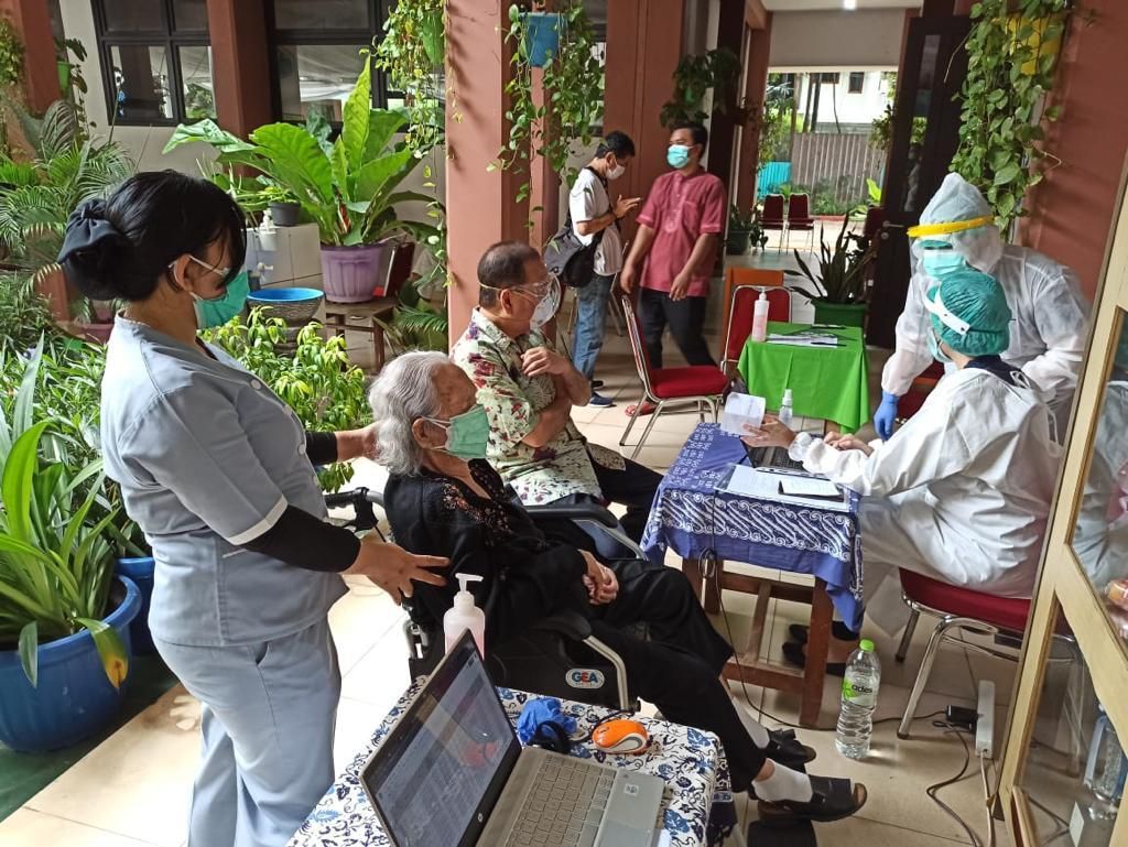 Siti Rumende Harahap penerima vaksin tertua