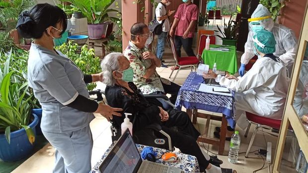 Siti Rumende Harahap penerima vaksin tertua