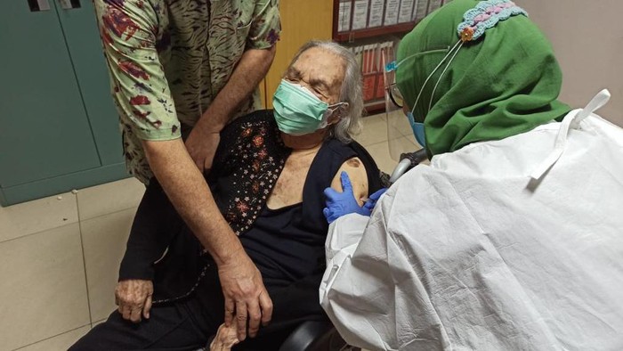 Siti Rumende Harahap penerima vaksin tertua