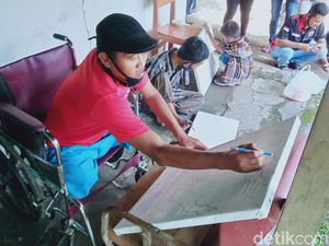 Kreatif! Disabilitas di Klaten Ini Tuangkan Ide Lewat Lukisan