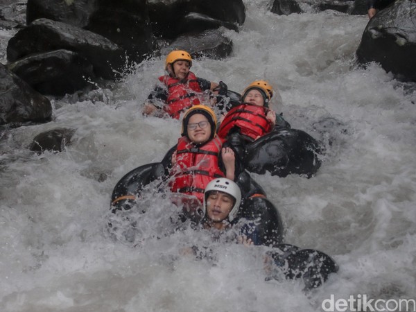 Cikadongdong River Tubing ini sangat cocok dijadikan tujuan berlibur dengan mengajak keluarga maupun kerabat. Pengalaman baru yang menyenangkan dipastikan ketika menjajal wisata air Cikadongdong River Tubing. Foto: Bima Bagaskara/detikcom Cikadongdong River Tubing ini sangat cocok dijadikan tujuan berlibur dengan mengajak keluarga maupun kerabat. Pengalaman baru yang menyenangkan dipastikan ketika menjajal wisata air Cikadongdong River Tubing. Foto: Bima Bagaskara/detikcom