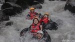 Foto: Asyiknya Wisata River Tubing di Sungai Cikadongdong Majalengka