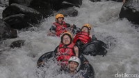 Cikadongdong River Tubing ini sangat cocok dijadikan tujuan berlibur dengan mengajak keluarga maupun kerabat. Pengalaman baru yang menyenangkan dipastikan ketika menjajal wisata air Cikadongdong River Tubing. Foto: Bima Bagaskara/detikcom
