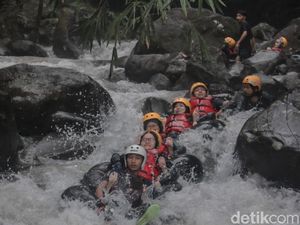 Foto: Asyiknya Wisata River Tubing di Sungai Cikadongdong Majalengka