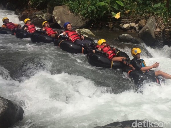 Hulu sungai yang berada di kaki Gunung Ciremai membuat air yang mengalir di Sungai Cikadongdong ini begitu jernih dan menyegarkan. Selain itu bebatuan di Sungai Cikadongdong juga telah ditata sedemikian rupa sehingga aman bagi wisatawan. Foto: Bima Bagaskara/detikcom Hulu sungai yang berada di kaki Gunung Ciremai membuat air yang mengalir di Sungai Cikadongdong ini begitu jernih dan menyegarkan. Selain itu bebatuan di Sungai Cikadongdong juga telah ditata sedemikian rupa sehingga aman bagi wisatawan. Foto: Bima Bagaskara/detikcom