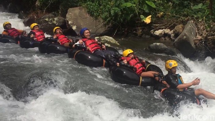 Menikmati akhir pekan dengan menjajal olahraga air yang memacu adrenalin bisa jadi pilihan travelers saat berkunjung ke Kabupaten Majalengka, Jawa Barat.