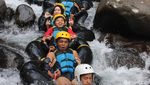 Foto: Asyiknya Wisata River Tubing di Sungai Cikadongdong Majalengka